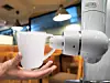 roboterarm reicht tasse