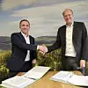 Volker Sembill, Vice President Business Unit Maintenance bei Bilfinger E&M DACH (links) und Michael Duetsch, Vice President bei UPM Biochemicals (rechts) unterzeichnen vor Ort den Sechs-Jahres-Rahmenvertrag..