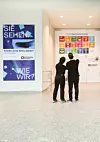 Das Technische Museum Wien hat die 17 Nachhaltigkeitsziele der Vereinten (Sustainable Development Goals) in sein Leitbild übernommen und zeigt dies in der Eingangshalle