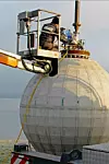 Letzte Arbeiten an der Ein- und Auslassöffnung der Speicherkugel vor dem Test im Bodensee