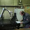 Metallbauer nutzt einen Cobot