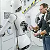 Mensch mit humanoiden Roboter,
