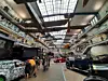 Die Haupthalle des Technischen Nationalmuseums Prag ist schier bis zum Bersten gefüllt mit Fahrzeugen aller Art