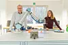 Professor Dr. Bernd Finkemeyer (FH Kiel) und Sabine Hipp (macio GmbH) vor einem Roboterarm des Herstellers Universal Robotics - die beiden wollen auch Laien etwa im Mittelstand und Handwerk die Roboterprogrammierung ermöglichen.