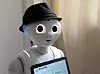 Roboter Pepper mit Hut,