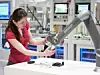 Mit grafischer Programmierung, Handführung und intelligenter Bildverarbeitung sind Cobots von OMRON TM intuitiv und unkompliziert zu bedienen. Einfache Anwendungen lassen sich binnen weniger Minuten einrichten.