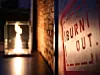 Schild mit Aufschrift Burnout vor einer Flamme im Hintergrund