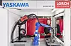 Mann sieht in das Innere einer kompakten Roboterschweißzelle von Lorch und Yaskawa