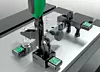 Smart Products sind die ideale Lösung, wenn es um die möglichst fehlerfreie Bearbeitung von Werkstücken geht, etwa in der Zerspanung. Sie ermöglichen die einfache Überprüfung von Aufspannung und Anschlägen bereits vor der Bearbeitung. Dafür bietet Norelem (A5.214) verschiedene smarte Komponenten an. Der intelligente Auflagebolzen hat eine Auflagefläche von 30 mm und ermöglicht die präzise Positionierung des Werkstücks. Mithilfe des Kraftsensors für Schnellspanner wird der Spannvorgang genau geprüft, wodurch eine perfekte Klemmung des Werkstücks mit einer erhöhten Wiederholgenauigkeit sichergestellt wird. Das Spanneisen mit Kraftsensor überwacht ebenfalls den Spannvorgang und misst die Spannkraft in Echtzeit.