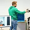 KI-basiert erkennt der E4SM-Roboter die Aktionen, die der Mensch gerade durchführt.