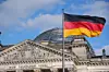 Deutscher Reichstag mit Flagge,
