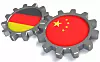 Flagge von Deutschland und China im Zahnrad,
