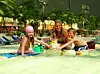 Familie im Sand im Tropical Island,