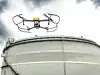 Die Drohne überprüft die Dächer der Tanklager im Energy and Chemicals Park Rheinland sowie unzugängliche Inspektionspunkte aus der Luft und fügt so eine dritte Dimension in den Inspektionsumgebungen hinzu.
