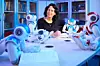 Prof. Maren Bennewitz mit humanoiden Robotern.