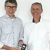 Bernhard Wiedemann (links) freut sich gemeinsam mit Jochen Bihl über ein besonderes Abschiedsgeschenk: einen eigens gefertigten ASi Master als Symbol ihrer langjährigen Erfolgsgeschichte.