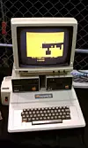 Apple II mit dem Spiel Ali Baba and the Forty Thieves auf einem Bernstein-Monitor