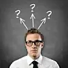 Mann mit Fragezeichen über dem Kopf,