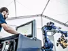Mitarbeiter am Monitor bei der intuitiven Bedienung eines Roboters