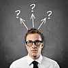 Mann mit Fragezeichen über dem Kopf,
