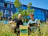 Ayoub Benaissa und Dominik Hermelingmeier (v.l.) entwickeln am Fraunhofer IEM einen smarten Bienenstock: Ein System aus intelligenten Sensoren ermöglicht Imkerinnen und Imkern jederzeit den Einblick.
