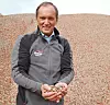 Walter Feeß mit Recycling-Gesteinskörnung,