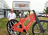 Igus-Geschäftsführer Frank Blase mit einem überdimensionierten Recycling-Kunststoff-Fahrrad