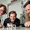 Die Entwickler Alberto Comoretto, Mannus Schomaker, Bas Overvelde (v.l.) mit ihrem Softrobobot, der ohne Elektronik, Sensoren oder Software auskommt, um sich zu bewegen.