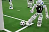 Roboter spielt Fußball,