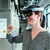 Frau mit HoloLens-Brille,