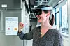 Frau mit HoloLens-Brille,