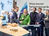 Auf der internationalen Handwerksmesse 2019 in München schaut sich Bundeskanzlerin Angela Merkel an, was Roboter bereits im Handwerk leisten.