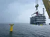 1.900 Tonnen am Haken: die Umspannstation für den Offshore-Windpark Gode Wind 3 auf dem Weg zu ihrem Monopile-Fundament.