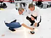 Javier Stillig (links) und Christian Deppermann bei Funktionstests auf dem intelligenten Boden.