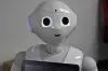 Das Bild zeigt den Kopf des japanischen Roboters Pepper, der häufig im Pflegebereich eingesetzt wird.