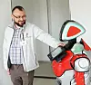 Vertrautes Verhältnis: Aleksej Tokarev, Geschäftsführer von Security Robotics, mit dem Empfangsroboter Promobot
