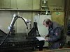 Metallbauer nutzt einen Cobot