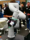 Automatica 2025: Den neuen Cobot AX 6 hatte Epson auf der Messe mit dabei. Er kombiniert eine Vielzahl nützlicher Eigenschaften vom doppelten Druckluftanschluss bis zum integrierten Bedienpanel für das Hand-Teaching.