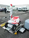 Quad-Roboter Argus steht auf einem Parkplatz auf seiner Ladestation