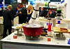 Automatica 2025: Fingerfood ließ Schmalz auf der Automatica für Standbesucher vom Cobot braten - Dank eines speziellen Greifers für solche Lebensmittel.