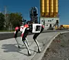 Roboterhund Spot auf Industriegelände