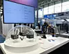 Automatica 2025: KI-Agenten bilden eine kognitive Schnittstelle zwischen Mensch, Maschine und Software und eröffnen neue Möglichkeiten für Automatisierung, Sprachsteuerung oder Prozessdiagnose. Auf der Messe können Besucherinnen und Besucher dieses Zusammenspiel am Beispiel eines industriellen Roboterarms erleben und selbst ausprobieren: Der »RobotLLM interpretiert natürlichsprachliche Anweisungen und setzt sie um – etwa indem er Gegenstände stapelt oder sortiert.