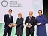 Bei der Übergabe der Auszeichnung (v.l.): Michael Kösters (Preisträger), Cornelia Denz (Stiftungsratsvorsitzende), Peter Kürz (Preisträger), Klara Geywitz (Bundesbauministerin).