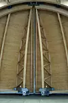 Wie die Halle selbst sind auch die 23 Meter hohen Tore eine reine Holzkonstruktion. In der Mitte unten sind die beiden Antriebssysteme erkennbar.