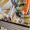 Roboter bearbeitet Holz,