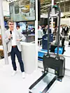 Automatica 2025: Vorstellung des neuen hochflexiblen AMR OL-450S von Omron. Mit einer integrierten Hubeinheit ist es prädestiniert etwa für den Transport von Bodenrollern.