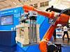 Roboterarm hebt auf der automatica 2022 eine Holzkiste in die Höhe