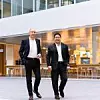 Das Executive Board von Kuka kann sowohl mit dem Umsatz als auch dem Auftragseingang zufrieden sein. CEO Peter Mohnen (links) und CFO Alexander Tan haben zudem neue Geschäftsideen im Sinn, die Kuka weitere Umsatzzuwächse bescheren dürften.