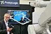 Am Stand von FuzzyLogic durfte auch der Redakteur einen Roboter programmieren, mit Hilfe einer mit Sensorik ausgestatteten Sprühpistole und einer Motion-Tracking-Lösung.