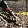 Mountainbike in Schlammpüftze,